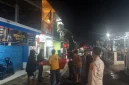 
Jajaran Polsek Pakenjeng, Polres Garut, bersama masyarakat Desa Panyindangan, Kecamatan Cisompet, Kabupaten Garut menggelar aksi gotong royong memasang bendera Merah Putih sepanjang kurang lebih 1,5 kilometer di sepanjang Jalan Kabupaten yang melintasi 3 kampung, Sabtu malam (9/8/2025).(Foto: andre/dara)