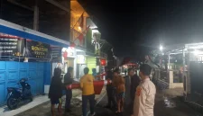 
Jajaran Polsek Pakenjeng, Polres Garut, bersama masyarakat Desa Panyindangan, Kecamatan Cisompet, Kabupaten Garut menggelar aksi gotong royong memasang bendera Merah Putih sepanjang kurang lebih 1,5 kilometer di sepanjang Jalan Kabupaten yang melintasi 3 kampung, Sabtu malam (9/8/2025).(Foto: andre/dara)
