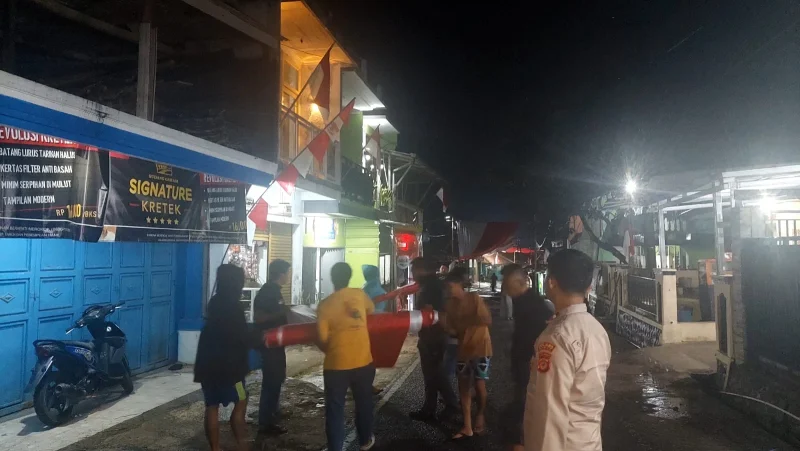 
Jajaran Polsek Pakenjeng, Polres Garut, bersama masyarakat Desa Panyindangan, Kecamatan Cisompet, Kabupaten Garut menggelar aksi gotong royong memasang bendera Merah Putih sepanjang kurang lebih 1,5 kilometer di sepanjang Jalan Kabupaten yang melintasi 3 kampung, Sabtu malam (9/8/2025).(Foto: andre/dara)