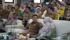 
Bupati Bandung Dadang Supriatna saat memaparan pelaksanaan verifikasi lanjutan Kabupaten/Kota Sehat Tingkat Nasional Tahun 2026, di Gedung Oryza Sativa, Dinas Pertanian Kabupaten  Bandung, Senin (11/8/2025). (Foto: diskominfo)