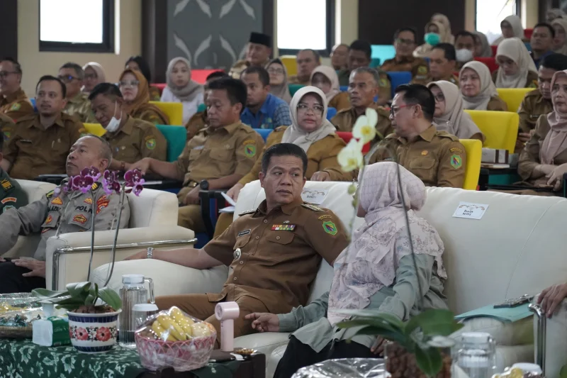 
Bupati Bandung Dadang Supriatna saat memaparan pelaksanaan verifikasi lanjutan Kabupaten/Kota Sehat Tingkat Nasional Tahun 2026, di Gedung Oryza Sativa, Dinas Pertanian Kabupaten  Bandung, Senin (11/8/2025). (Foto: diskominfo)