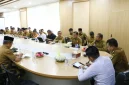 Bupati Bandung Dadang Supriatna  melakukan konsolidasi dan sosialisasi Koperasi Merah Putih dengan mengundang Kepala Desa, BPD dan Ketua Koperasi Merah Putih di Ruang Rapat Setda, Senin (11/8/2025). (Foto: maji/dara)

