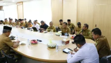 Bupati Bandung Dadang Supriatna  melakukan konsolidasi dan sosialisasi Koperasi Merah Putih dengan mengundang Kepala Desa, BPD dan Ketua Koperasi Merah Putih di Ruang Rapat Setda, Senin (11/8/2025). (Foto: maji/dara)
