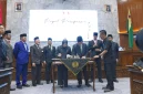 
Bupati Bandung Dadang Supriana dan Ketua DPRD Renie Rahayu  menandatangani Kebijakan Umum Anggaran (KUA) dan Prioritas Plafon Anggaran Sementara (PPAS) tahun 2026, serta persetujuan Propemperda 2026, pada Rapat Paripurna di Gedung DPRD Kabupaten Bandung, Senin (11/8/2025).(Foto: maji/dara) 