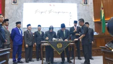 
Bupati Bandung Dadang Supriana dan Ketua DPRD Renie Rahayu  menandatangani Kebijakan Umum Anggaran (KUA) dan Prioritas Plafon Anggaran Sementara (PPAS) tahun 2026, serta persetujuan Propemperda 2026, pada Rapat Paripurna di Gedung DPRD Kabupaten Bandung, Senin (11/8/2025).(Foto: maji/dara) 