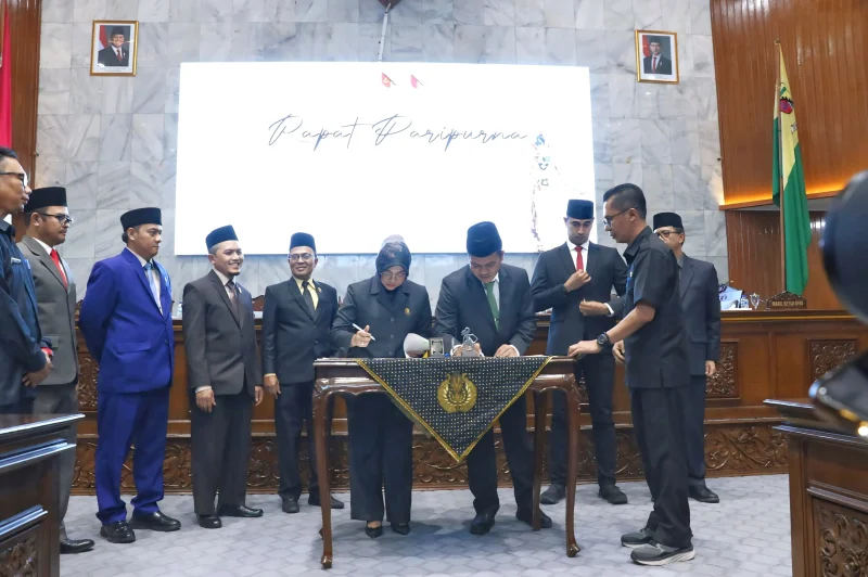 
Bupati Bandung Dadang Supriana dan Ketua DPRD Renie Rahayu  menandatangani Kebijakan Umum Anggaran (KUA) dan Prioritas Plafon Anggaran Sementara (PPAS) tahun 2026, serta persetujuan Propemperda 2026, pada Rapat Paripurna di Gedung DPRD Kabupaten Bandung, Senin (11/8/2025).(Foto: maji/dara) 