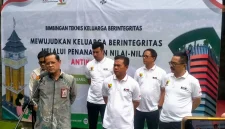 
Deputi Bidang Pendidikan dan Peran Serta Masyarakat KPK RI, Wawan Wardiana dan Bupati Bandung, Dadang Supriatna hadir di acara Bimbingan Teknis Keluarga Berintegritas bagi Aparatur Sipil Negara (ASN) di Lingkungan Pemkab Bandung di Gedung Kalandra Grand Sunshine Hotel, Soreang, Selasa (12/8/2025).(Foto: maji/dara)
