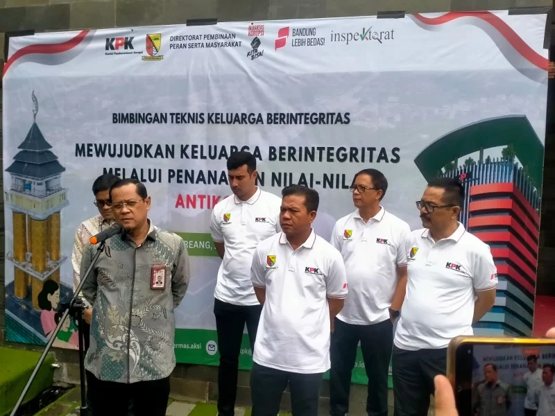 
Deputi Bidang Pendidikan dan Peran Serta Masyarakat KPK RI, Wawan Wardiana dan Bupati Bandung, Dadang Supriatna hadir di acara Bimbingan Teknis Keluarga Berintegritas bagi Aparatur Sipil Negara (ASN) di Lingkungan Pemkab Bandung di Gedung Kalandra Grand Sunshine Hotel, Soreang, Selasa (12/8/2025).(Foto: maji/dara)
