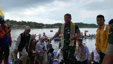 
Kunjungan Kepala Staf TNI Angkatan Darat (KASAD), Jenderal TNI Maruli Simajuntak, di objek wisata Situ Bagendit, Kecamatan Banyuresmi, Kabupaten Garut, Selasa (12/8/2025).(Foto:andre/dara)
