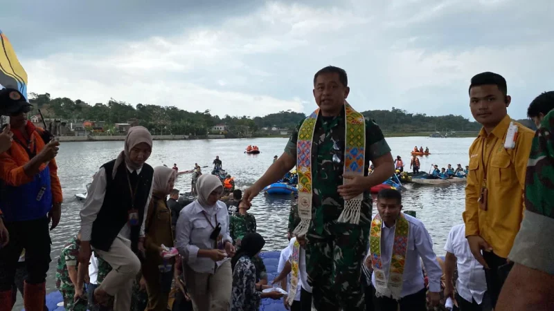 
Kunjungan Kepala Staf TNI Angkatan Darat (KASAD), Jenderal TNI Maruli Simajuntak, di objek wisata Situ Bagendit, Kecamatan Banyuresmi, Kabupaten Garut, Selasa (12/8/2025).(Foto:andre/dara)
