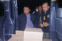 
Bupati Garut, Abdusy Syakur Amin, melihat barang bukti ratusan botol miras yang dirazia Satpol PP Garut di wilayah Kecamatan Garut Kota, Kabupaten Garut, Selasa malam (12/8/2025).(Foto: andre/dara)
