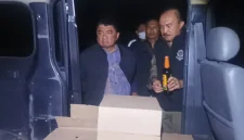 
Bupati Garut, Abdusy Syakur Amin, melihat barang bukti ratusan botol miras yang dirazia Satpol PP Garut di wilayah Kecamatan Garut Kota, Kabupaten Garut, Selasa malam (12/8/2025).(Foto: andre/dara)
