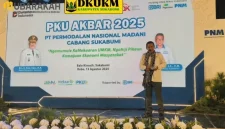 
Kepala Dinas Koperasi, Usaha Kecil dan Menengah Kabupaten Sukabumi,  Sigit Widarmadi membuka acara Kapasitas Usaha PNM cabang Sukabumi di Bale Kinasih Sukabumi, Jawa Barat, Rabu (13/8/2025).(Foto: Istimewa)
