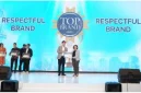 Handi Irawan D, CEO Frontier sekaligus Founder Top Brand Award (kiri) menyerahkan penghargaan Top
Brand Award 2025 untuk kategori Rumah Sakit Mata kepada JEC Eye Hospitals and Clinics yang diwakili
oleh Titin Prihatiningsih, SE, MARS, CMA, selaku Director of Human Capital & General Affair, di
Jimbaran, Bali, (12/8). Predikat “Top Brand” disematkan kepada merek-merek yang memenuhi tiga
kriteria utama. Pertama, Top of Mind Share, yaitu merek pertama yang disebut oleh konsumen dalam
suatu kategori. Kedua, Top of Market Share yang merujuk pada merek yang paling banyak digunakan
oleh konsumen dalam suatu kategori. Terakhir, Top of Commitment Share - merek yang paling ingin
konsumen gunakan kembali di masa depan (Foto: Istimewa)