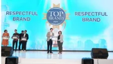 Handi Irawan D, CEO Frontier sekaligus Founder Top Brand Award (kiri) menyerahkan penghargaan Top
Brand Award 2025 untuk kategori Rumah Sakit Mata kepada JEC Eye Hospitals and Clinics yang diwakili
oleh Titin Prihatiningsih, SE, MARS, CMA, selaku Director of Human Capital & General Affair, di
Jimbaran, Bali, (12/8). Predikat “Top Brand” disematkan kepada merek-merek yang memenuhi tiga
kriteria utama. Pertama, Top of Mind Share, yaitu merek pertama yang disebut oleh konsumen dalam
suatu kategori. Kedua, Top of Market Share yang merujuk pada merek yang paling banyak digunakan
oleh konsumen dalam suatu kategori. Terakhir, Top of Commitment Share - merek yang paling ingin
konsumen gunakan kembali di masa depan (Foto: Istimewa)