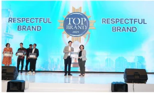 Handi Irawan D, CEO Frontier sekaligus Founder Top Brand Award (kiri) menyerahkan penghargaan Top
Brand Award 2025 untuk kategori Rumah Sakit Mata kepada JEC Eye Hospitals and Clinics yang diwakili
oleh Titin Prihatiningsih, SE, MARS, CMA, selaku Director of Human Capital & General Affair, di
Jimbaran, Bali, (12/8). Predikat “Top Brand” disematkan kepada merek-merek yang memenuhi tiga
kriteria utama. Pertama, Top of Mind Share, yaitu merek pertama yang disebut oleh konsumen dalam
suatu kategori. Kedua, Top of Market Share yang merujuk pada merek yang paling banyak digunakan
oleh konsumen dalam suatu kategori. Terakhir, Top of Commitment Share - merek yang paling ingin
konsumen gunakan kembali di masa depan (Foto: Istimewa)